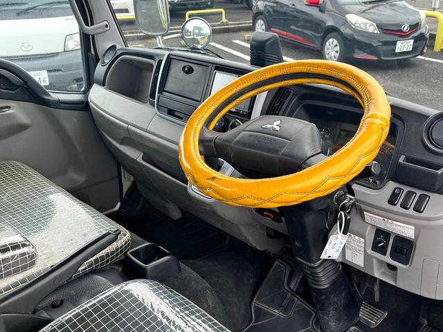 キャンター ２トン全低床平ボディー　荷台床鉄板貼り　車線逸脱警報　坂道発進補助装置　ナビＴＶ　バックモニター　ＥＴＣ　ドラレコ付き　キーレス　ＡＴ車（14枚目）