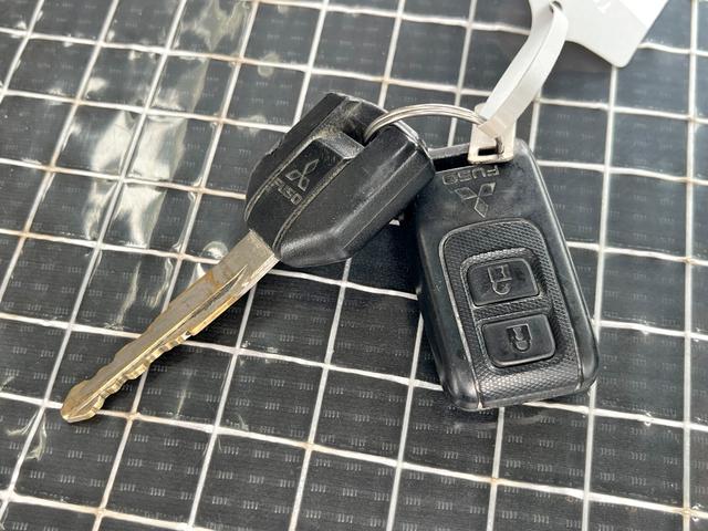 キャンター ２トン全低床平ボディー　荷台床鉄板貼り　車線逸脱警報　坂道発進補助装置　ナビＴＶ　バックモニター　ＥＴＣ　ドラレコ付き　キーレス　ＡＴ車（28枚目）