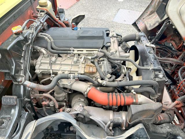 キャンター ２トン全低床平ボディー　荷台床鉄板貼り　車線逸脱警報　坂道発進補助装置　ナビＴＶ　バックモニター　ＥＴＣ　ドラレコ付き　キーレス　ＡＴ車（32枚目）