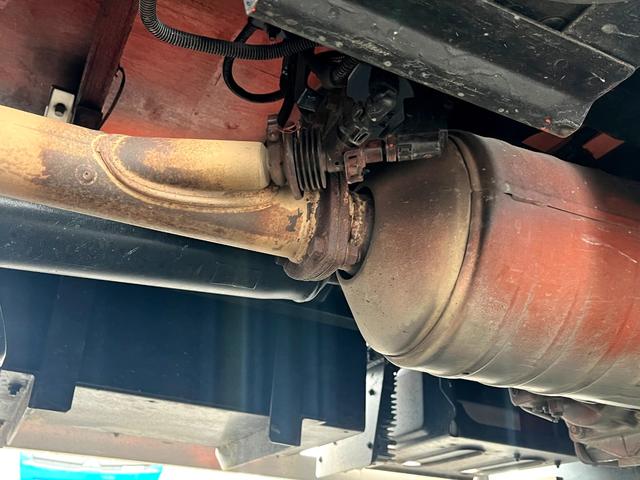 キャンター ２トン全低床平ボディー　荷台床鉄板貼り　車線逸脱警報　坂道発進補助装置　ナビＴＶ　バックモニター　ＥＴＣ　ドラレコ付き　キーレス　ＡＴ車（36枚目）