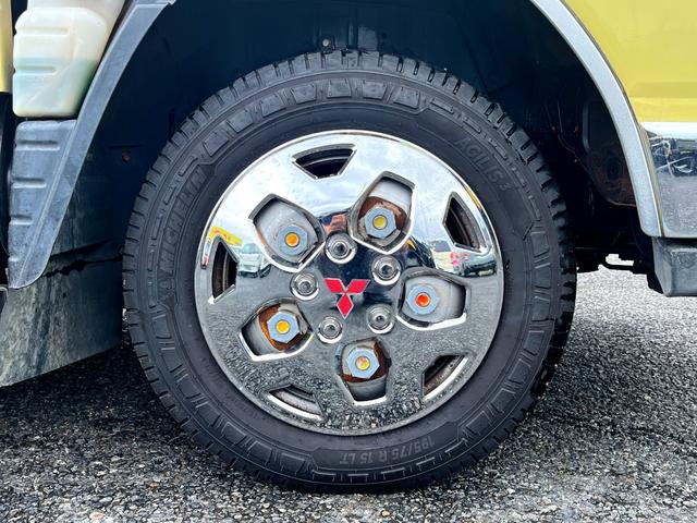 キャンター ２トン全低床平ボディー　荷台床鉄板貼り　車線逸脱警報　坂道発進補助装置　ナビＴＶ　バックモニター　ＥＴＣ　ドラレコ付き　キーレス　ＡＴ車（39枚目）