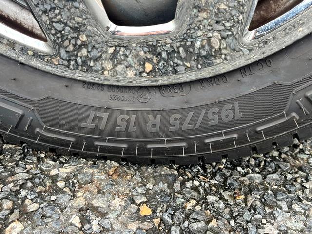 キャンター ２トン全低床平ボディー　荷台床鉄板貼り　車線逸脱警報　坂道発進補助装置　ナビＴＶ　バックモニター　ＥＴＣ　ドラレコ付き　キーレス　ＡＴ車（40枚目）