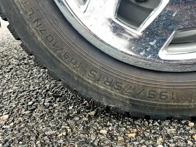 キャンター ２トン全低床平ボディー　荷台床鉄板貼り　車線逸脱警報　坂道発進補助装置　ナビＴＶ　バックモニター　ＥＴＣ　ドラレコ付き　キーレス　ＡＴ車（43枚目）