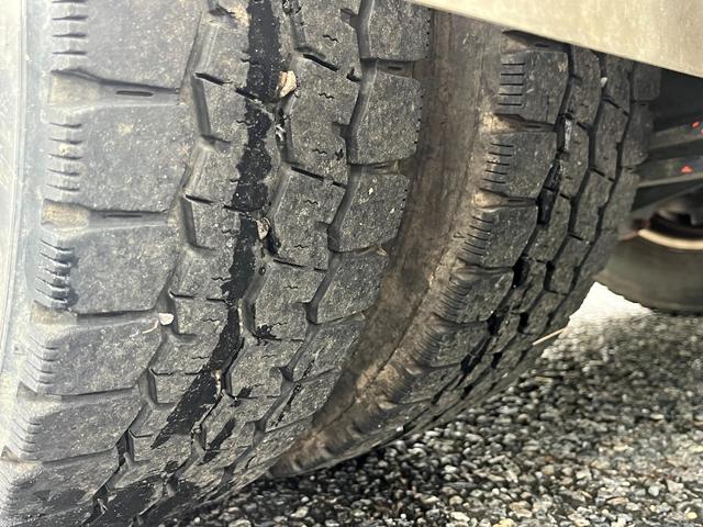 キャンター ２トン全低床平ボディー　荷台床鉄板貼り　車線逸脱警報　坂道発進補助装置　ナビＴＶ　バックモニター　ＥＴＣ　ドラレコ付き　キーレス　ＡＴ車（44枚目）