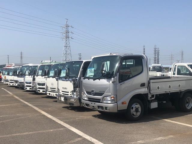 キャンター ２トン全低床平ボディー　荷台床鉄板貼り　車線逸脱警報　坂道発進補助装置　ナビＴＶ　バックモニター　ＥＴＣ　ドラレコ付き　キーレス　ＡＴ車（47枚目）