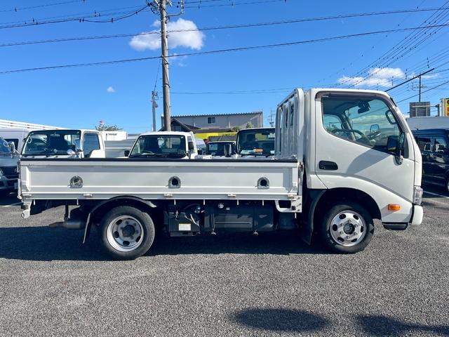 ダイナトラック 1.75トン10尺平ボディー 荷台床木板貼り ロープ穴3対 衝突軽減ブレーキ 車線逸脱警報 クリアランスソナー オートハイビーム ナビTV LEDヘッドライト キーレス メッキパーツ 5MT(4枚目)