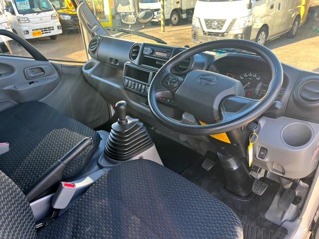 デュトロ 2トン10尺平ボディー 荷台床木板貼り あおり開閉補助装置 衝突軽減ブレーキ 車線逸脱警報 バックモニター 坂道発進補助 クリアランスソナー アイドリングストップ LEDヘッドライト 6MT(15枚目)