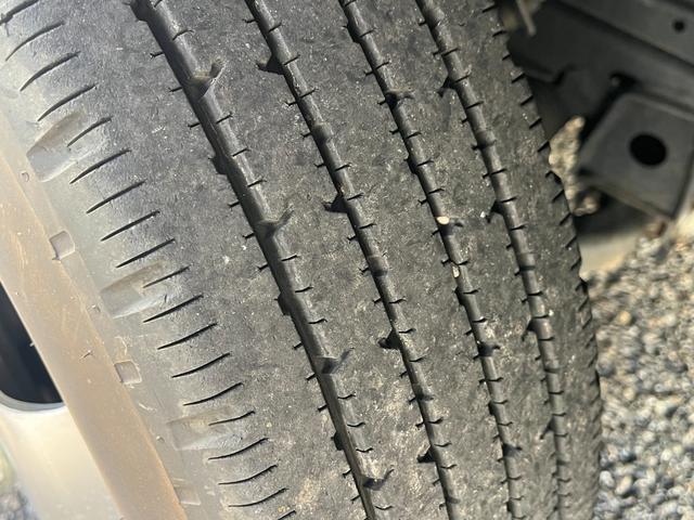 デュトロ 2トン10尺平ボディー 荷台床木板貼り あおり開閉補助装置 衝突軽減ブレーキ 車線逸脱警報 バックモニター 坂道発進補助 クリアランスソナー アイドリングストップ LEDヘッドライト 6MT(41枚目)