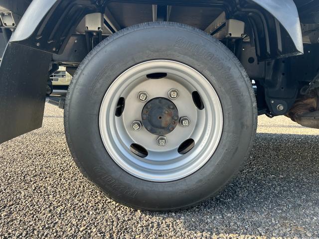 デュトロ 2トン10尺平ボディー 荷台床木板貼り あおり開閉補助装置 衝突軽減ブレーキ 車線逸脱警報 バックモニター 坂道発進補助 クリアランスソナー アイドリングストップ LEDヘッドライト 6MT(42枚目)