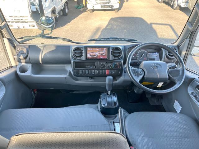 ダイナトラック ２トン全低床Ｗキャブ　荷台床木板貼り　衝突軽減ブレーキ　車線逸脱警報　クリアランスソナー　アイドリングストップ　ナビＴＶ　バックモニター　ＥＴＣ　ドラレコ付き　ＬＥＤヘッドライト　ＡＴ車（13枚目）