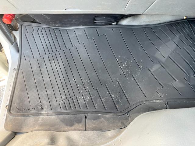 ダイナトラック ２トン全低床Ｗキャブ　荷台床木板貼り　衝突軽減ブレーキ　車線逸脱警報　クリアランスソナー　アイドリングストップ　ナビＴＶ　バックモニター　ＥＴＣ　ドラレコ付き　ＬＥＤヘッドライト　ＡＴ車（30枚目）