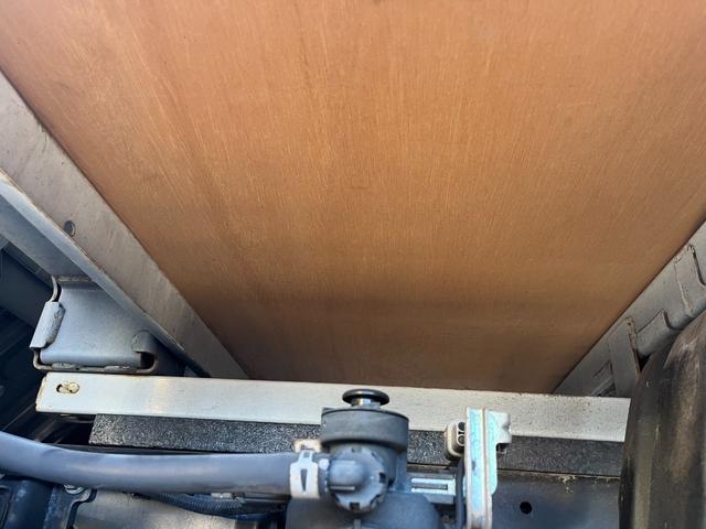 ダイナトラック ２トン全低床Ｗキャブ　荷台床木板貼り　衝突軽減ブレーキ　車線逸脱警報　クリアランスソナー　アイドリングストップ　ナビＴＶ　バックモニター　ＥＴＣ　ドラレコ付き　ＬＥＤヘッドライト　ＡＴ車（38枚目）