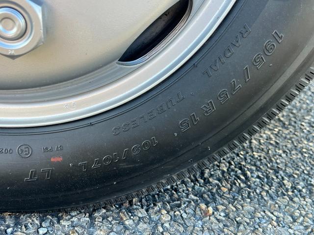 ダイナトラック ２トン全低床Ｗキャブ　荷台床木板貼り　衝突軽減ブレーキ　車線逸脱警報　クリアランスソナー　アイドリングストップ　ナビＴＶ　バックモニター　ＥＴＣ　ドラレコ付き　ＬＥＤヘッドライト　ＡＴ車（41枚目）