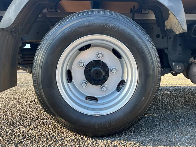 ダイナトラック ２トン全低床Ｗキャブ　荷台床木板貼り　衝突軽減ブレーキ　車線逸脱警報　クリアランスソナー　アイドリングストップ　ナビＴＶ　バックモニター　ＥＴＣ　ドラレコ付き　ＬＥＤヘッドライト　ＡＴ車（43枚目）