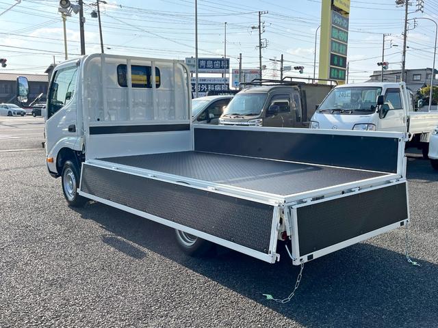 ダイナトラック １．２５トン平ボディーロング　Ｇパッケージ　３．１ｍロングデッキ　荷台床木板貼り　低床リアＷタイヤ　衝突軽減ブレーキ　車線逸脱警報　クリアランスソナー　ＥＴＣ　ＬＥＤヘッドライト　５ＭＴ　登録済未使用車（7枚目）