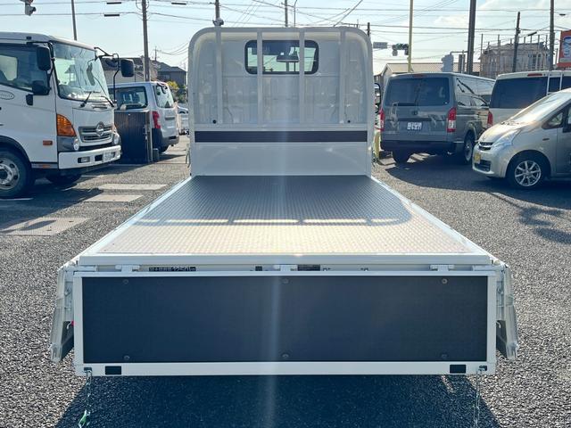 ダイナトラック １．２５トン平ボディーロング　Ｇパッケージ　３．１ｍロングデッキ　荷台床木板貼り　低床リアＷタイヤ　衝突軽減ブレーキ　車線逸脱警報　クリアランスソナー　ＥＴＣ　ＬＥＤヘッドライト　５ＭＴ　登録済未使用車（8枚目）