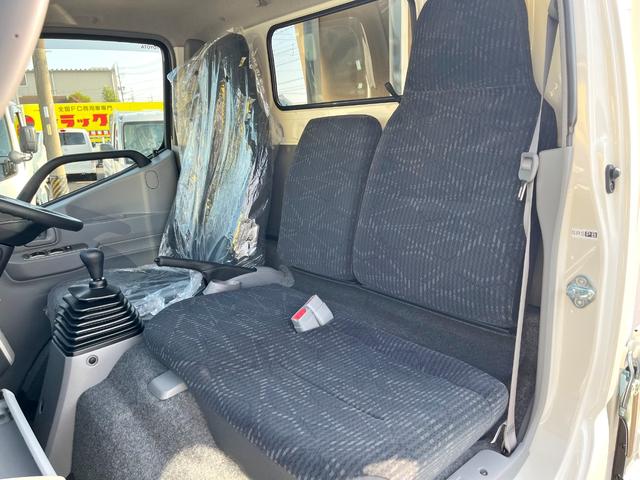 ダイナトラック １．２５トン平ボディーロング　Ｇパッケージ　３．１ｍロングデッキ　荷台床木板貼り　低床リアＷタイヤ　衝突軽減ブレーキ　車線逸脱警報　クリアランスソナー　ＥＴＣ　ＬＥＤヘッドライト　５ＭＴ　登録済未使用車（15枚目）