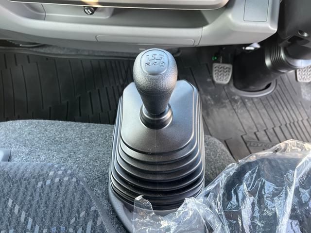 ダイナトラック １．２５トン平ボディーロング　Ｇパッケージ　３．１ｍロングデッキ　荷台床木板貼り　低床リアＷタイヤ　衝突軽減ブレーキ　車線逸脱警報　クリアランスソナー　ＥＴＣ　ＬＥＤヘッドライト　５ＭＴ　登録済未使用車（17枚目）