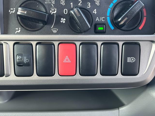 ダイナトラック １．２５トン平ボディーロング　Ｇパッケージ　３．１ｍロングデッキ　荷台床木板貼り　低床リアＷタイヤ　衝突軽減ブレーキ　車線逸脱警報　クリアランスソナー　ＥＴＣ　ＬＥＤヘッドライト　５ＭＴ　登録済未使用車（22枚目）