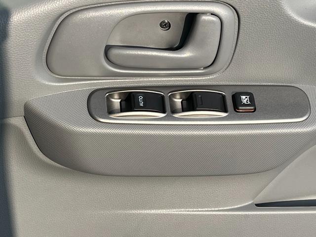 ダイナトラック １．２５トン平ボディーロング　Ｇパッケージ　３．１ｍロングデッキ　荷台床木板貼り　低床リアＷタイヤ　衝突軽減ブレーキ　車線逸脱警報　クリアランスソナー　ＥＴＣ　ＬＥＤヘッドライト　５ＭＴ　登録済未使用車（26枚目）