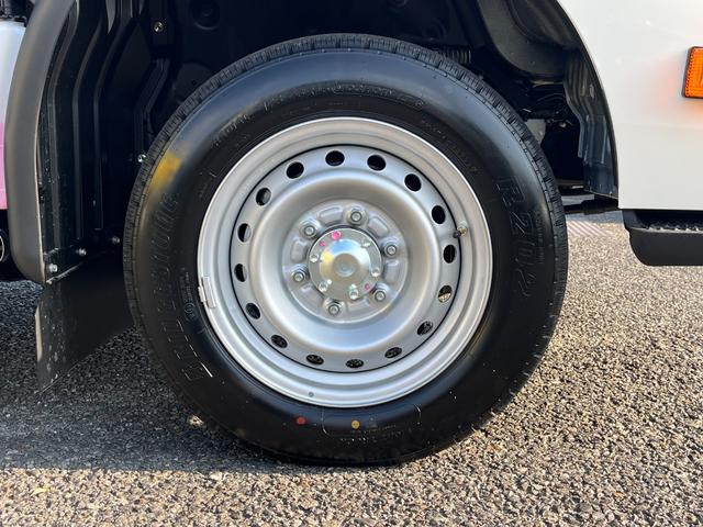 ダイナトラック １．２５トン平ボディーロング　Ｇパッケージ　３．１ｍロングデッキ　荷台床木板貼り　低床リアＷタイヤ　衝突軽減ブレーキ　車線逸脱警報　クリアランスソナー　ＥＴＣ　ＬＥＤヘッドライト　５ＭＴ　登録済未使用車（37枚目）