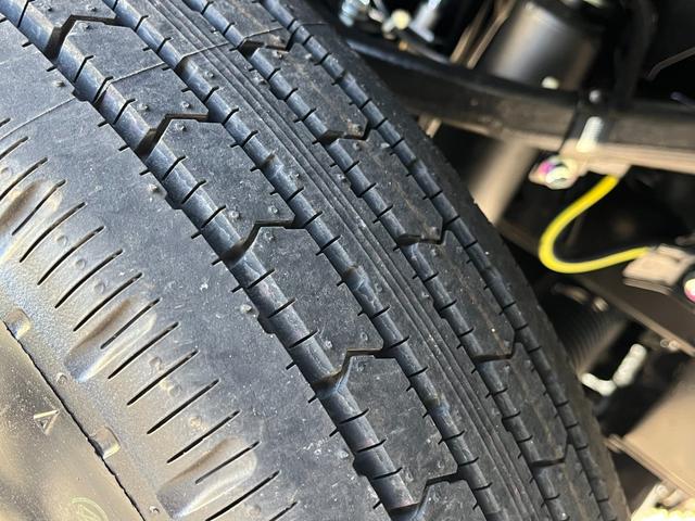 ダイナトラック １．２５トン平ボディーロング　Ｇパッケージ　３．１ｍロングデッキ　荷台床木板貼り　低床リアＷタイヤ　衝突軽減ブレーキ　車線逸脱警報　クリアランスソナー　ＥＴＣ　ＬＥＤヘッドライト　５ＭＴ　登録済未使用車（39枚目）