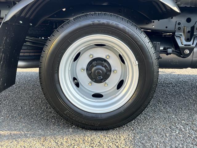 ダイナトラック １．２５トン平ボディーロング　Ｇパッケージ　３．１ｍロングデッキ　荷台床木板貼り　低床リアＷタイヤ　衝突軽減ブレーキ　車線逸脱警報　クリアランスソナー　ＥＴＣ　ＬＥＤヘッドライト　５ＭＴ　登録済未使用車（40枚目）