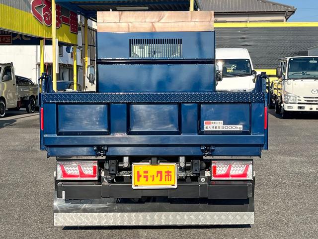エルフトラック ３トンスーパー強化ダンプ　荷台床厚９ｍｍ　ルーフキャリア　鳥居アングル補強　衝突軽減ブレーキ　車線逸脱警報　交差点警報　バックモニター　ＥＴＣ　ＬＥＤヘッド＆テールランプ　６ＭＴ（5枚目）