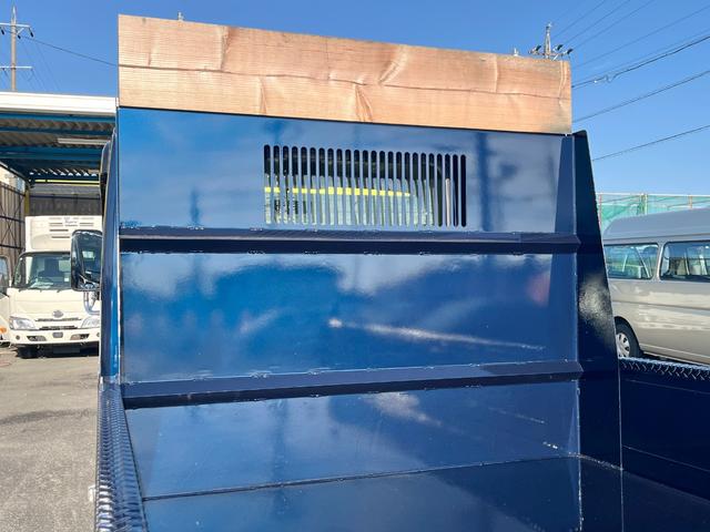 エルフトラック ３トンスーパー強化ダンプ　荷台床厚９ｍｍ　ルーフキャリア　鳥居アングル補強　衝突軽減ブレーキ　車線逸脱警報　交差点警報　バックモニター　ＥＴＣ　ＬＥＤヘッド＆テールランプ　６ＭＴ（9枚目）