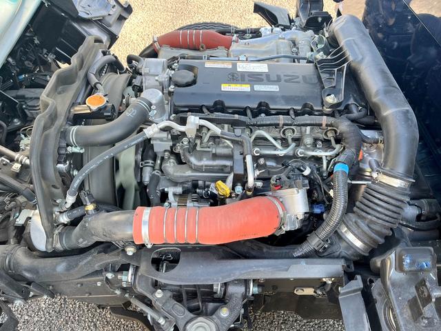 エルフトラック ３トンスーパー強化ダンプ　荷台床厚９ｍｍ　ルーフキャリア　鳥居アングル補強　衝突軽減ブレーキ　車線逸脱警報　交差点警報　バックモニター　ＥＴＣ　ＬＥＤヘッド＆テールランプ　６ＭＴ（41枚目）