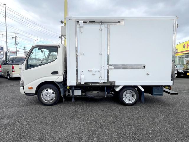 デュトロ -5度設定中温冷凍車 左サイドドア 衝突軽減ブレーキ 車線逸脱警報 坂道発進補助装置 バックモニター ETC スマートキー 5MT 積載2000KG(3枚目)
