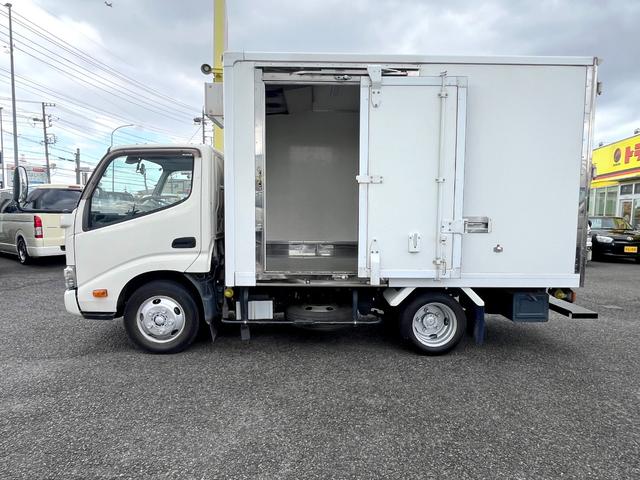 デュトロ -5度設定中温冷凍車 左サイドドア 衝突軽減ブレーキ 車線逸脱警報 坂道発進補助装置 バックモニター ETC スマートキー 5MT 積載2000KG(4枚目)