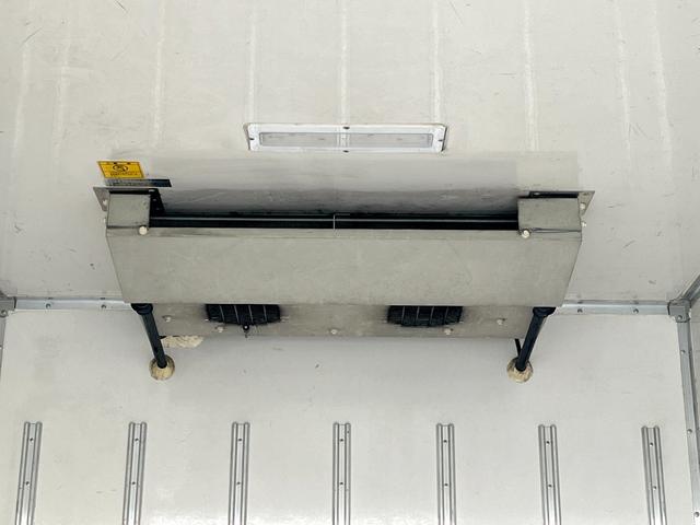 デュトロ -5度設定中温冷凍車 左サイドドア 衝突軽減ブレーキ 車線逸脱警報 坂道発進補助装置 バックモニター ETC スマートキー 5MT 積載2000KG(9枚目)