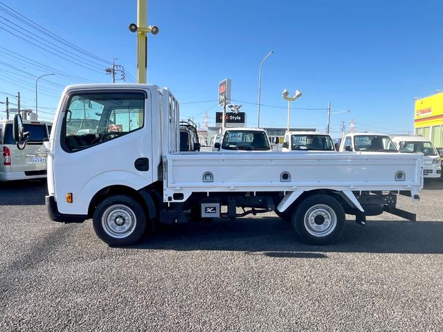 アトラストラック 1.5トン10尺平ボディー 荷台床鉄板貼り 低床リア小径タイヤ あおりロープ穴3対 ナビTV キーレス 5MT 普通免許で運転OK(3枚目)