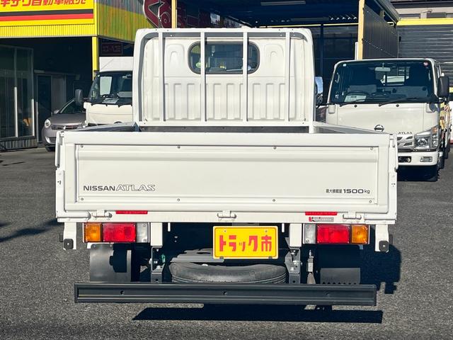 アトラストラック 1.5トン10尺平ボディー 荷台床鉄板貼り 低床リア小径タイヤ あおりロープ穴3対 ナビTV キーレス 5MT 普通免許で運転OK(5枚目)