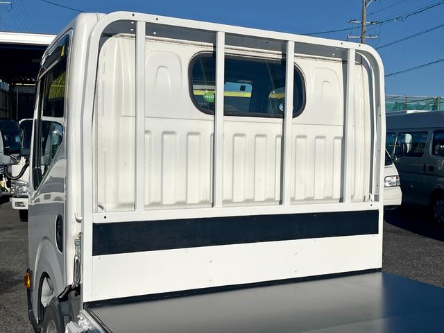 アトラストラック 1.5トン10尺平ボディー 荷台床鉄板貼り 低床リア小径タイヤ あおりロープ穴3対 ナビTV キーレス 5MT 普通免許で運転OK(6枚目)