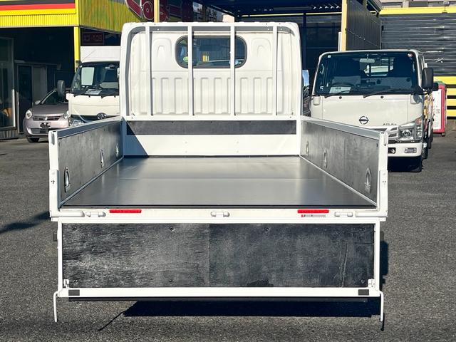 アトラストラック 1.5トン10尺平ボディー 荷台床鉄板貼り 低床リア小径タイヤ あおりロープ穴3対 ナビTV キーレス 5MT 普通免許で運転OK(7枚目)
