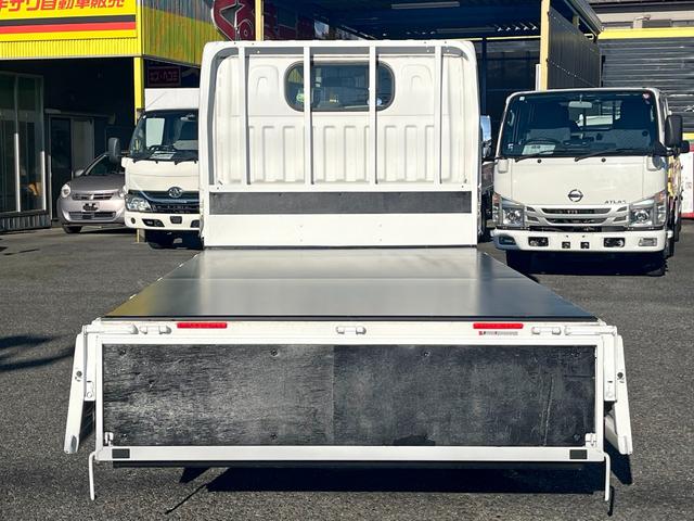 アトラストラック 1.5トン10尺平ボディー 荷台床鉄板貼り 低床リア小径タイヤ あおりロープ穴3対 ナビTV キーレス 5MT 普通免許で運転OK(9枚目)