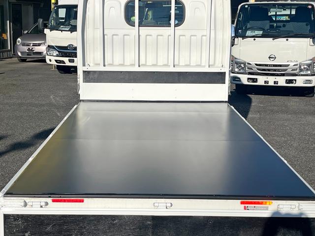 アトラストラック 1.5トン10尺平ボディー 荷台床鉄板貼り 低床リア小径タイヤ あおりロープ穴3対 ナビTV キーレス 5MT 普通免許で運転OK(10枚目)