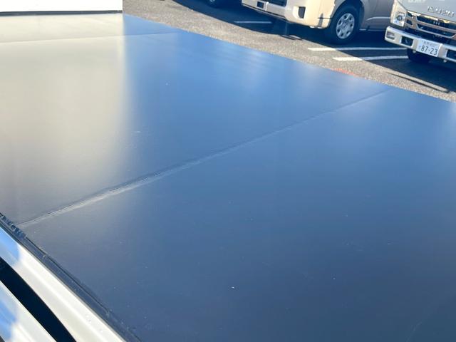 アトラストラック 1.5トン10尺平ボディー 荷台床鉄板貼り 低床リア小径タイヤ あおりロープ穴3対 ナビTV キーレス 5MT 普通免許で運転OK(11枚目)