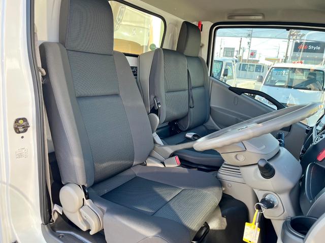 アトラストラック 1.5トン10尺平ボディー 荷台床鉄板貼り 低床リア小径タイヤ あおりロープ穴3対 ナビTV キーレス 5MT 普通免許で運転OK(13枚目)