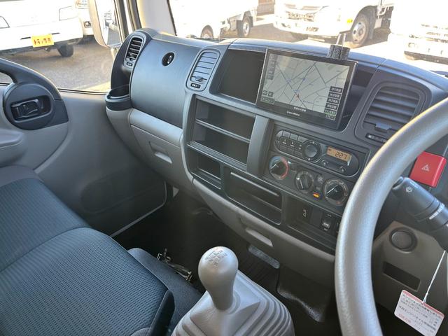 アトラストラック 1.5トン10尺平ボディー 荷台床鉄板貼り 低床リア小径タイヤ あおりロープ穴3対 ナビTV キーレス 5MT 普通免許で運転OK(15枚目)