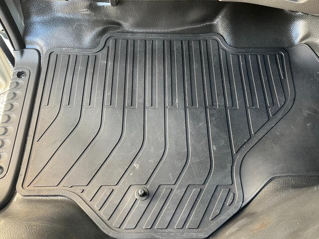 アトラストラック 1.5トン10尺平ボディー 荷台床鉄板貼り 低床リア小径タイヤ あおりロープ穴3対 ナビTV キーレス 5MT 普通免許で運転OK(25枚目)