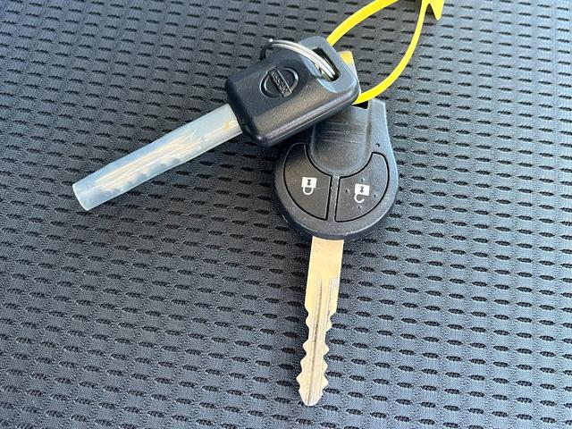 アトラストラック 1.5トン10尺平ボディー 荷台床鉄板貼り 低床リア小径タイヤ あおりロープ穴3対 ナビTV キーレス 5MT 普通免許で運転OK(26枚目)