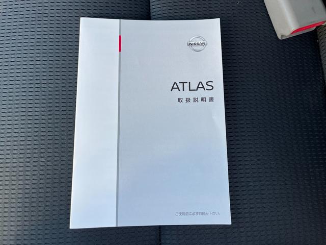 アトラストラック 1.5トン10尺平ボディー 荷台床鉄板貼り 低床リア小径タイヤ あおりロープ穴3対 ナビTV キーレス 5MT 普通免許で運転OK(27枚目)