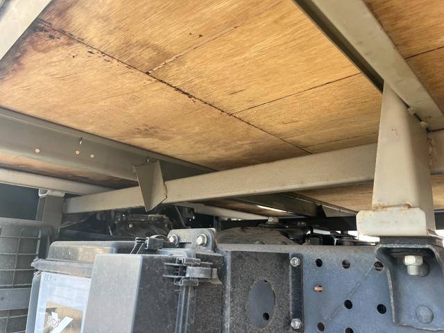 アトラストラック 1.5トン10尺平ボディー 荷台床鉄板貼り 低床リア小径タイヤ あおりロープ穴3対 ナビTV キーレス 5MT 普通免許で運転OK(31枚目)