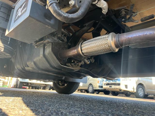 アトラストラック 1.5トン10尺平ボディー 荷台床鉄板貼り 低床リア小径タイヤ あおりロープ穴3対 ナビTV キーレス 5MT 普通免許で運転OK(32枚目)