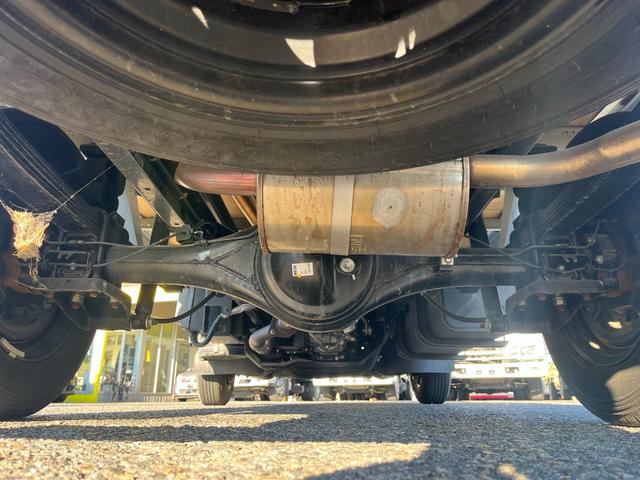 アトラストラック 1.5トン10尺平ボディー 荷台床鉄板貼り 低床リア小径タイヤ あおりロープ穴3対 ナビTV キーレス 5MT 普通免許で運転OK(33枚目)