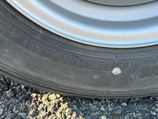 アトラストラック 1.5トン10尺平ボディー 荷台床鉄板貼り 低床リア小径タイヤ あおりロープ穴3対 ナビTV キーレス 5MT 普通免許で運転OK(35枚目)