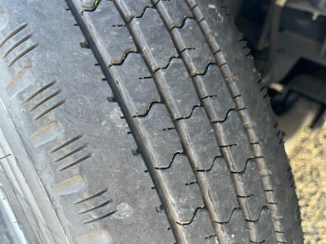 アトラストラック 1.5トン10尺平ボディー 荷台床鉄板貼り 低床リア小径タイヤ あおりロープ穴3対 ナビTV キーレス 5MT 普通免許で運転OK(36枚目)